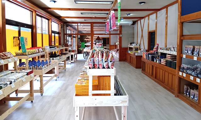 道の駅あさご物産館の店内2